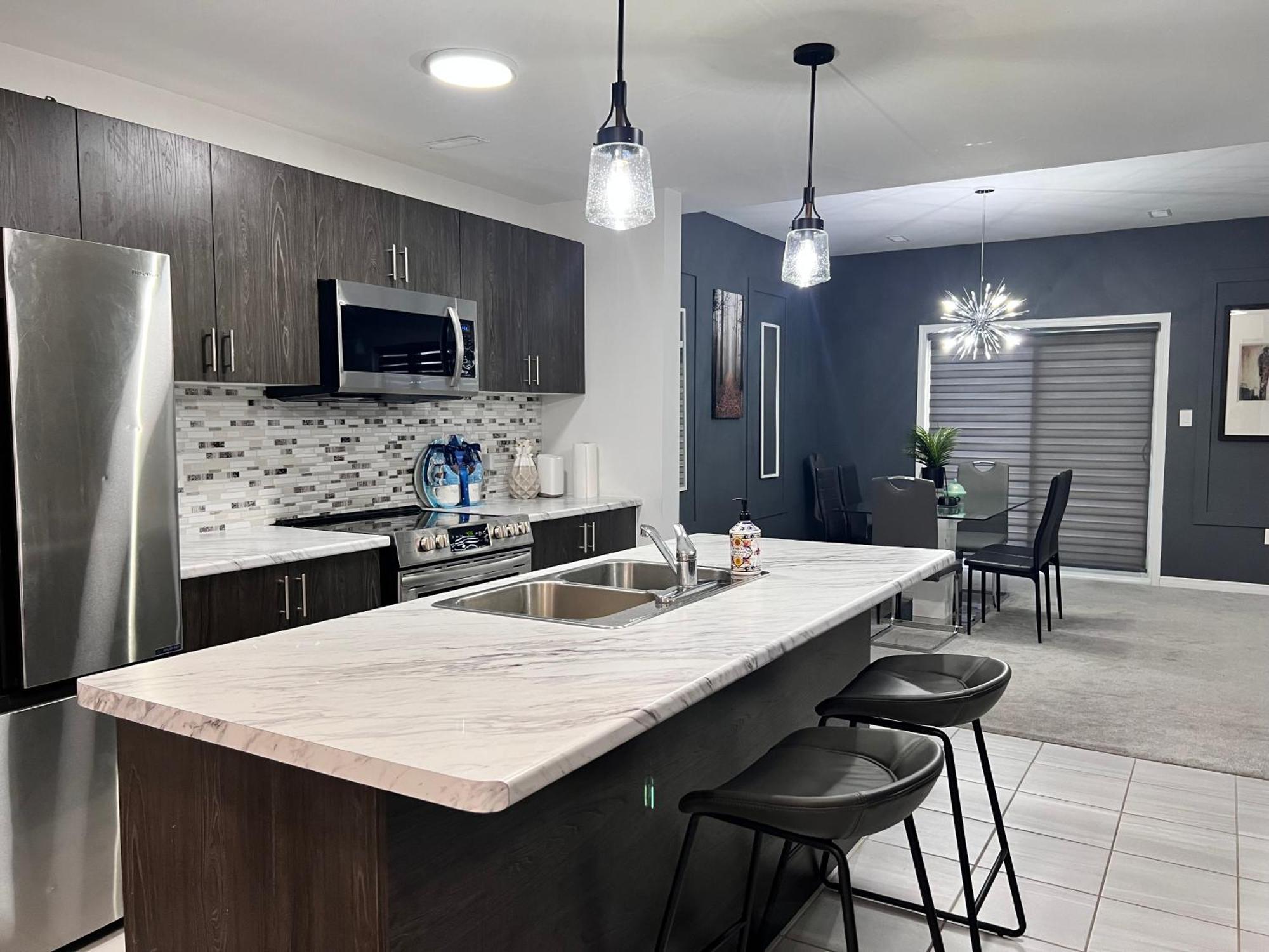 Spacious 4-Bedroom Home, Comfortably Sleeps 10 Barrie Exterior photo