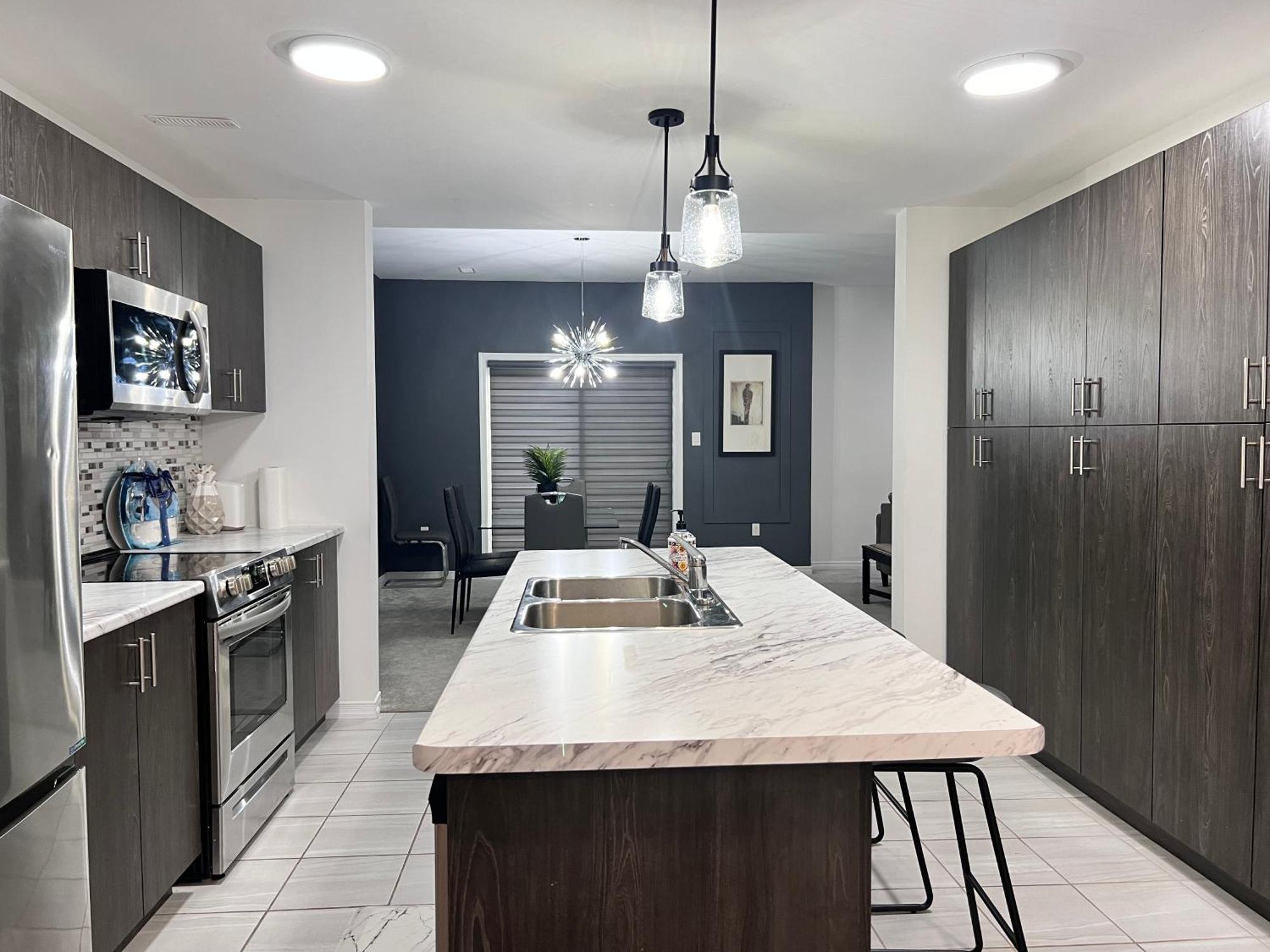 Spacious 4-Bedroom Home, Comfortably Sleeps 10 Barrie Exterior photo